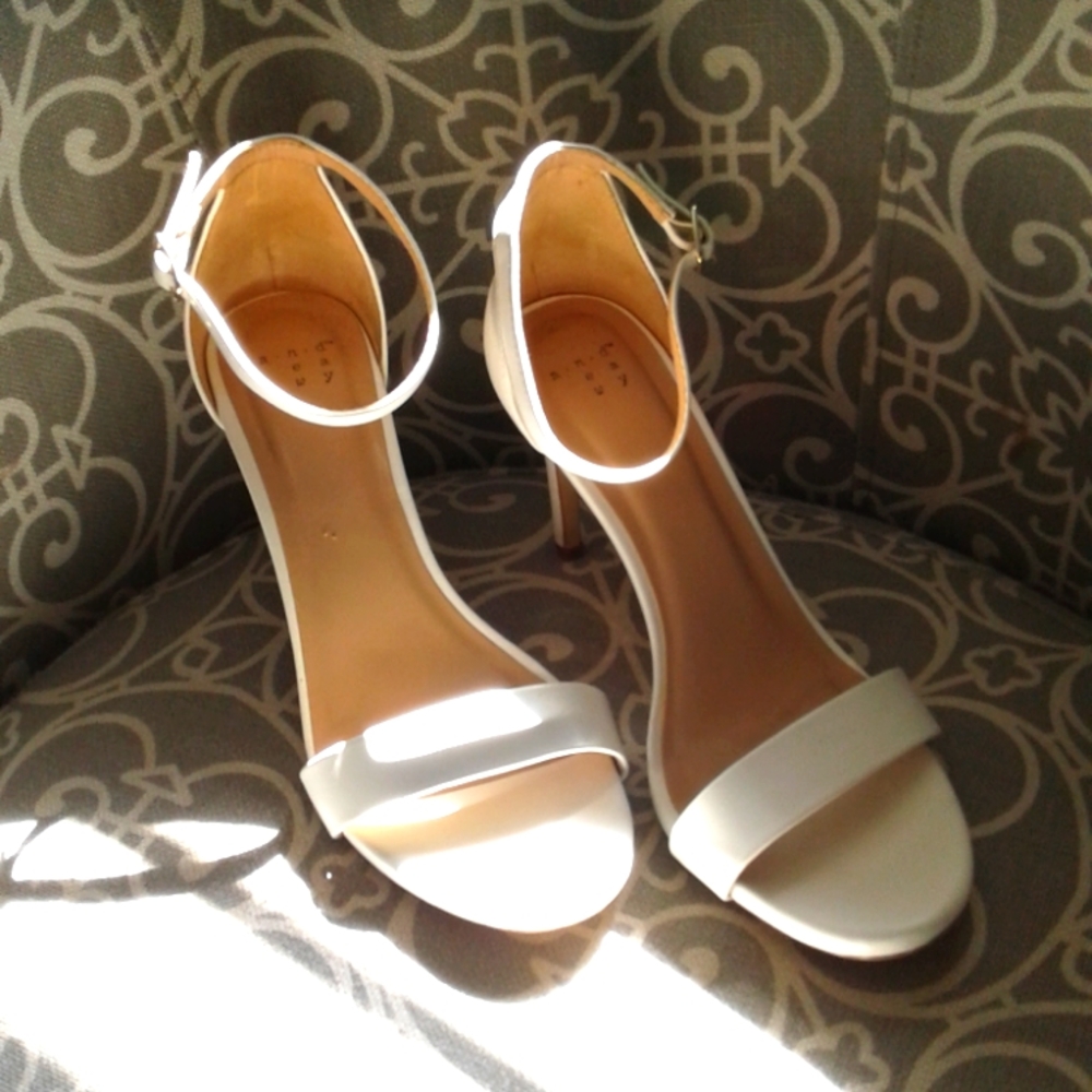 A.n.d. e a w y White 4" Heels with ankle strap